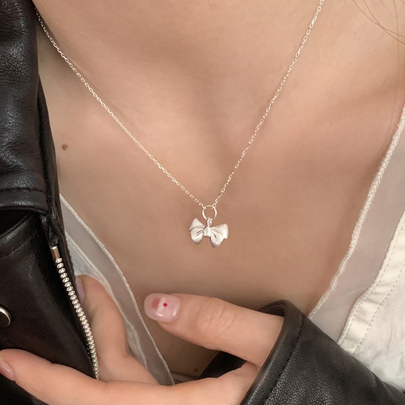 甜美可爱圣诞蝴蝶结吊坠磨砂项链简约气质锁骨链女秋轻奢小众颈链