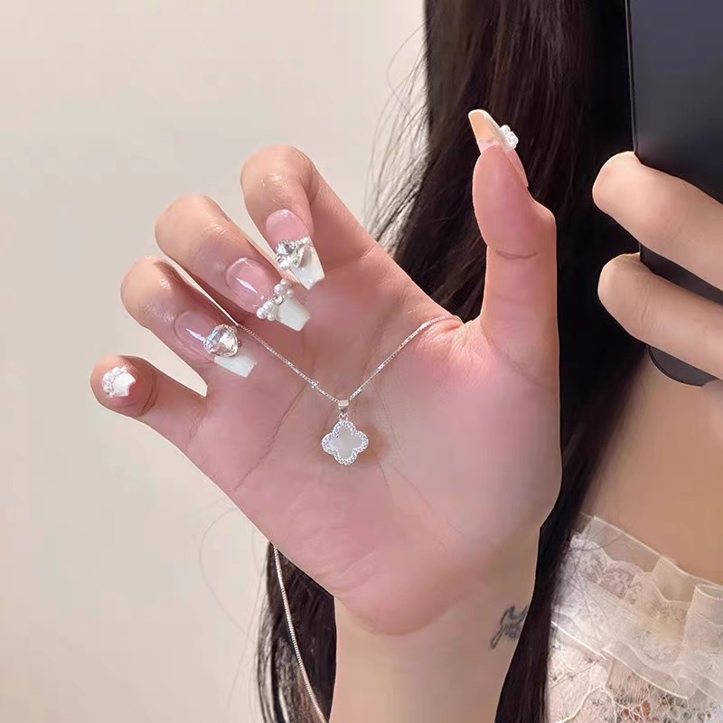 温柔白色四叶草吊坠项链女高级设计感小众轻奢气质百搭时尚锁骨链